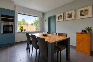 <p>Deze open bebouwing is gelegen in een KMO-zone en biedt verrassend veel ruimte, zowel binnen als buiten. Met 3 ruime slaapkamers, een grote leefruimte, open keuken, praktische berging, ruime garage en een grote omheinde tuin is deze woning ideaal voor wie comfortabel wonen graag combineert met extra werk- of hobbyruimte.<br /><br />Via de inkomhal kom je binnen in de eetruimte met aansluitend de open keuken. Naast de keuken bevindt zich een praktische wasberging, ideaal voor het plaatsen van wasmachine en droogkast. Verder op het gelijkvloers bevindt zich het gastentoilet en de leefruimte, die dankzij de grote ramen geniet van veel natuurlijk licht.<br /><br />Buiten beschikt de woning over een grote tuin met voldoende ruimte om in alle rust van het buitenleven te genieten. Een absolute troef is de ruime garage, die niet alleen plaats biedt voor een wagen, maar daarnaast ook nog voldoende extra ruimte voorziet voor opslag, een werkatelier of hobbyruimte.<br /><br />Op de 1ste verdieping bevinden zich 3 ruime slaapkamers en een ruime badkamer, uitgerust met een ligbad en toilet. Daarboven is er nog een zolder die voor heel wat extra opbergruimte zorgt.<br /><br />Dankzij de ligging nabij de oprit van de E17 geniet de woning van een uitstekende verbinding richting Antwerpen en andere belangrijke verkeersassen. Hierdoor is ze bijzonder interessant voor wie in Antwerpen werkt, maar ook voor wie actief is bij één van de vele bedrijven in de directe omgeving.<br /><br />Wij leiden je graag rond!</p>