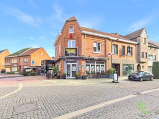 Pal in het centrum van Herk-de-Stad vinden we dit gerenoveerde gebouw terug met een gelijkvloerse handelszaak en bovengelegen appartement.Dankzij de...