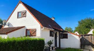 <p><br /><span>Deze mooi bemeubelde woning is rustig gelegen en biedt alles wat u zoekt voor een comfortabel verblijf. </span></p><p><span>De woning beschikt over <strong>3 slaapkamers</strong>, waarvan één slaapkamer op het gelijkvloers en twee slaapkamers op de bovenverdieping.</span></p><p><span>De woning wordt <strong>steeds goed verhuurd</strong> en voldoet aan de voorwaarden van het <strong>Logiesdecreet. </strong></span></p><p><span><strong>De elektrische installatie conform.</strong></span></p><p><span>Op het gelijkvloers vindt u een ruime en gezellige leefruimte, met een sfeervolle voorkamer die ingericht is als zithoek en tv-kamer. </span></p><p><span>De woning beschikt daarnaast over een <strong>nieuwe, volledig uitgeruste keuken met alle nodige toestellen</strong>, een <strong>afzonderlijk nieuw toilet</strong> en een <strong>moderne, vernieuwde badkamer</strong>.</span></p><p><span>Achteraan geniet u van een <strong>mooie, volledig afgesloten tuin volledig naar de zon gericht.</strong></span></p><p><span> Ideaal om heerlijk te ontspannen of gezellig buiten te zitten.</span></p><p>Parking in de omgeving van de woning.</p>