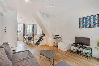 Ideaal voor studerende kinderen én een interessante investering<br />Bent u op zoek naar een comfortabele woonst voor studerende kinderen met tegelijk een sterk investeringspotentieel? Dan is deze ruime, instapklare en recent gerenoveerde duplex in de Sint-Maartenstraat precies wat u zoekt.<br />Met een bewoonbare oppervlakte van 110 m² en een doordachte indeling voelt dit appartement aan als een volwaardige woning in het hart van de stad. De gezellige leefruimte sluit naadloos aan op de keuken en vormt een aangename plek om te wonen en samen te komen.<br />De duplex beschikt over drie slaapkamers verspreid over twee niveaus en maar liefst twee badkamers. Deze indeling biedt een ideale oplossing voor studerende kinderen die graag samen wonen met voldoende privacy en comfort. Ook voor ouders betekent dit een aantrekkelijk alternatief voor het huren van studentenkamers. Dit terwijl het pand op termijn eenvoudig verhuurbaar blijft.<br />EPC B: energiezuinig en toekomstgericht.<br />De ligging is zonder meer uitstekend. De inkom bevindt zich in een rustige straat terwijl de voorzijde van het appartement uitkijkt op de levendige Diestsestraat.<br />Universiteiten, hogescholen, winkels, openbaar vervoer en alle stadsvoorzieningen bevinden zich op wandelafstand.<br />Of u nu een kwalitatieve woonoplossing zoekt voor uw studerende kinderen of een vastgoedbelegging met een aantrekkelijk verhuurpotentieel: dit appartement heeft het helemaal.<br />Boek zelf een bezoek via onze website of bel Philippe op 0470/308.563