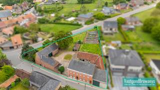 Deze ruime hoeve, gelegen binnen een beschermd dorpsgezicht, biedt een zeldzame kans voor wie op zoek is naar een eigendom met karakter...