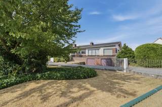 Op zoek naar een ruime gezinswoning met karakter, veel mogelijkheden én een landelijke ligging? Deze halfopen woning in Ingooigem (Anzegem) biedt een uitzonderlijke hoeveelheid ruimte en potentieel.<br /><br />Deze woning beschikt op éénzelfde verdieping over een lichtrijke leefruimte, een leefkeuken, badkamer met bad en wastafel, drie slaapkamers en een apart toilet. Daarnaast is er een ruime zolderverdieping die tal van mogelijkheden biedt. Ook de volledige onderkeldering vormt een absolute troef. Deze omvat maar liefst drie inpandige garageruimtes, een praktische wasberging en verschillende extra bergruimtes, waaronder een wijnkelder. Aan ruimte is hier dan ook geen gebrek.<br /><br />Buiten geniet u van een aangename, zonnige tuin met een perfecte zuidwestelijke oriëntatie. Het perceel van maar liefst 996 m² is volledig afgesloten en biedt rondom rond prachtige, landelijke verzichten. Op het eigen private terrein zijn bovendien tal van parkeermogelijkheden voorzien.<br /><br />Dankzij het ruime perceel, de kloeke constructie, de praktische indeling en de vele extra ruimtes vormt deze woning een uitstekende basis voor wie op zoek is naar een karaktervolle gezinswoning met ruimte én potentieel, op een rustige en landelijke locatie.<br /><br />EXTRA TROEF: een regenwaterput van 15.000 liter is aanwezig.<br /><br />Kortom: een kloeke en ruime woonst met bijzonder veel potentieel.<br /><br />Contacteer Siebe en ontdek zelf deze unieke woning tijdens een bezoek.