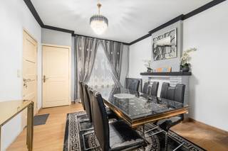 [[ DIT PAND NEEMT DEEL AAN DE ERA OPEN HUIZEN DAG OP 6/12 VAN 11:00 TOT 12:00 ]]
<p>Te koop: karaktervolle gesloten woning in Hamme, gelegen aan de Damstraat op de stadsrand, met vlotte verbinding naar invalswegen.</p>

<p> </p>

<p>Deze woning uit het einde van de 19e eeuw biedt een authentieke uitstraling en een praktische indeling. Gelegen in een residentiële buurt met sociale en rustige omgeving, geniet u hier van een aangename woonplek dicht bij alle voorzieningen. Het EPC-label D geeft ruimte voor optimalisatie, terwijl de bestaande structuur veel mogelijkheden biedt voor wie wil renoveren of personaliseren.</p>

<p> </p>

<p>Belangrijkste ruimtes:<br />• Ruime woonkamer (29 m²) met veel lichtinval.<br />• Keuken (19 m²) met dampkap, gasfornuis, gasoven en ingemaakte kasten.<br />• Badkamer (5 m²) met ligbad, toilet en wastafel in meubel.<br />• Drie slaapkamers (9 m², 12 m² en 20 m²).<br />• Nachthal (10 m²).<br />• Veranda (8 m²) en terras (20 m²) voor buitenbeleving.<br />• Twee bergingen (elk 2 m²) voor extra opslag.</p>

<p> </p>

<p>Troeven:<br />• Authentieke woning met karakter.<br />• Rustige ligging nabij stadsrand en invalswegen.<br />• Praktische indeling met veranda en terras.</p>

<p> </p>

<p>Neem vandaag nog contact op met uw makelaar voor een bezoek.</p>

<p> </p>

<p>JOUW DROOMHUIS. ZO GEVONDEN!</p>