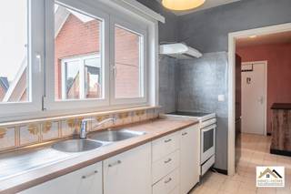 Het karaktervolle gebouw, met een doorgang onder het pand naar de 7 garages, herbergt drie wooneenheden.Op de 2de verdieping en dus dakappartement...