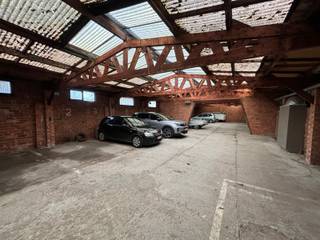 - Ruimte voor 14 autostaanplaatsen + 2 bergingen / ruimtes- Interessante investering met gegarandeerd rendement- Maandelijkse huurinkomst van €600...