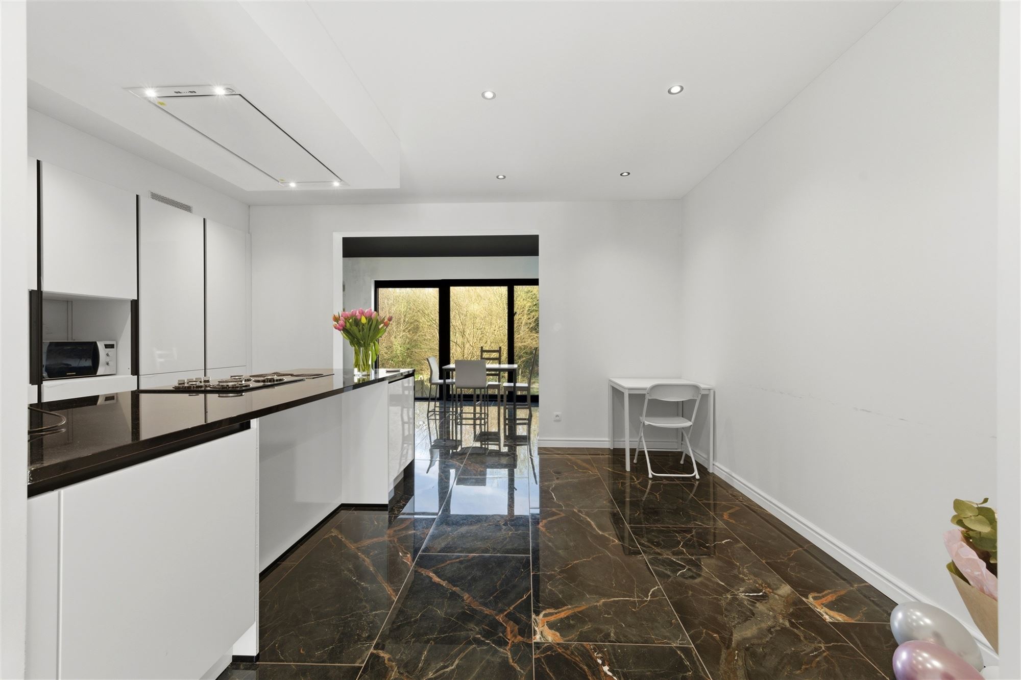 Halfopen bebouwing met 3 kamers, staanplaats, kelder en tuin - foto 5