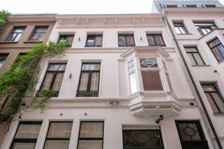 Bent u op zoek naar een ruime stadswoning met tal van mogelijkheden? Dan is deze unieke dubbele woning zeker een bezoek waard. Dankzij de twee afzonderlijke ingangen biedt dit pand diverse invullingen, zoals een combinatie van wonen en werken, een ruime gezinswoning of een praktijk aan huis.
Op het gelijkvloers vindt u een fietsenberging, een wasruimte, een bureauruimte die ideaal is voor een kantoor of vrij beroep, een kitchenette en een ontspannende wellnessruimte met sauna en douche.
De eerste verdieping wordt gekenmerkt door grote raampartijen die zorgen voor een uitzonderlijk gevoel van ruimte en licht, zonder in te boeten aan privacy. Hier bevindt zich een open keuken, uitgerust met alle nodige toestellen, met aansluitend toegang tot een privatief terras. De leef- en eetruimte vormen samen een aangename, open omgeving, terwijl de moderne gashaard voor extra sfeer zorgt.
Op de bovenliggende verdiepingen bevinden zich een ruime master bedroom met dressing en ensuite badkamer, aangevuld met meerdere slaapkamers en badkamers. Een aantal ruimtes kunnen nog verder naar eigen smaak worden afgewerkt, waardoor u de mogelijkheid heeft om uw persoonlijke stempel op de woning te drukken.
Daarnaast is de woning volledig onderkelderd, wat zorgt voor extra bergruimte en tal van gebruiksmogelijkheden. Tot slot zijn er ook zonnepanelen aanwezig.
Een eigendom met karakter, volume en potentieel, gelegen in het hart van de stad.