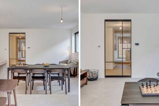 <p><strong>Vernieuwd gelijkvloers appartement in het kloppend hart van Kontich<br />Welkom in Kontich: een dorp waar je de bakker nog bij naam kent, waar het leven traag genoeg bolt om ervan te genieten - terwijl je toch dicht bij al het nodige leeft. Geen wonder dat wonen hier gegeerd is! En al helemaal als je kan neerstrijken in deze karaktervolle vernieuwbouw waar élk hoekje fris en doordacht is aangepakt. Alles is hier nieuw: van gevel tot dak, van leidingen tot ramen. Hier is het thuiskomen met een hoofdletter T. Kom binnen! (doe de schoenen maar uit want 't is hier allemaal op vloerverwarming)</strong></p><p><strong>Welkom in de inkom</strong></p><p>Via de straatkant wandel je binnen in een compact gemeenschappelijk inkomsasje: netjes en overzichtelijk, met de meters van jouw unit binnen handbereik. Achter je eigen voordeur begint je verhaal écht: een lange, lichte hal die meteen de toon zet…</p><p><strong>Hal met mogelijkheden</strong></p><p>Deze gang is meer dan zomaar een doorgang: het is een ruimte op zich. Denk: plek voor wasmachine en droogkast, een elegante vestiairekast - en misschien zelfs een kunstwerk of extra opberging. Alles kan, niets moet.</p><p><strong>Twee kamers, eindeloos veel invullingen</strong></p><p>Vooraan ligt de eerste slaapkamer: perfect als logeerkamer, creatieve werkplek of bureau met zicht op het leven buiten. Achterin wacht de master: rustiger, knusser - en perfect voor nachten onder een fluffy donsdeken.</p><p><strong>Strak afgewerkte badkamer</strong></p><p>Hier kom je tot rust. Een moderne wastafel, strakke douche, zachte tegels: alles werd hier met zorg uitgekozen. Het apart toilet zorgt voor extra comfort, en de technische berging houdt alle praktische zaken mooi uit het zicht.</p><p><strong>Gietijzeren statement, leefruimte deluxe</strong></p><p>Een karaktervolle gietijzeren deur scheidt de nachthal van de leefruimte en vormt meteen een eyecatcher. De open keuken - mét keukeneiland, jawel - nodigt uit tot samen koken, lachen, tafelen. Alles is aanwezig, enkel de verlichting wacht nog op jouw persoonlijke touch.</p><p><strong>Zeldzaam groen</strong></p><p>Via grote raampartijen wandel je naar buiten, richting je eigen stukje tuin: een luxueuze zeldzaamheid in het centrum, waar je seizoensrond van kan genieten. Het terras en achterpoortje geven bovendien toegang tot de zijkant van het gebouw, handig!</p><p><strong>Fijn om weten</strong></p><p>Met een oppervlakte van 121 m², een EPC van 105 (label B) en een locatie om u tegen te zeggen, is dit een unieke kans om helemaal opnieuw te beginnen - in een pand dat volledig klaarstaat voor jouw verhaal. Tof! </p><p><strong>Verliefd? <u>Info@ugly.be</u></strong></p><p></p>