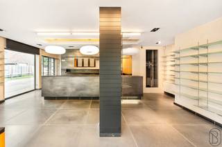 TOPGELEGEN HANDELSPAND met STUDIO. Gelijkvloerse handelsruimte in de straat van de KLINIEK (vroegere apotheek), met achterliggende studio...