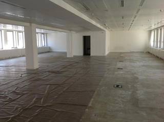 Kantoorgebouw van 6 verdiepingen met een totale bovengrondse oppervlakte van 3.000m², gelegen in de Leopoldwijk en in de onmiddellijke nabijheid van de Place du Trône. Twee kelderniveaus met 19 parkeerplaatsen (er kunnen extra parkeerplaatsen worden gehuurd in de directe omgeving) en kelders. Het gebouw dateert uit 1963 en is gerenoveerd in 2002. Nieuwe stenen gevel aan de straatkant. Centrale verwarming op gas, airconditioning door ventilatorconvectoren. Distributie van elektriciteit, telefoon en IT via perifere kabelgoten. Toegangscontrolesysteem met badge. Treinstation Luxemburg, metro en bus in de buurt.<br />Binnen parkeren: €2,005/plaats/jaar