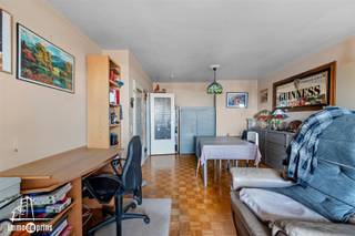 <span><p><span>INDELING:</span></p><p><span>- Inkomhal met grote vestiairekasten, voorzien van parketvloeren</span></p><p><span>- Mooie living met schuifraam naar terras, voorzien van parketvloeren</span></p><p><span>- Recente keuken met kasten en toestellen (dampkap, oven, kookplaat, ijskast, afwasmachine)</span></p><p><span>- Ingerichte badkamer met ligbad met douchescherm en lavabo in wandmeubel</span></p><p><span>- 2 slaapkamers (5 x 3,30) + (4 x 2,30)</span></p><p><span>- Afz. wc</span></p><p><span>- Kelder</span></p><p><span>- Zonnig terras (12,35 x 1,50)</span></p><p><span> </span></p><p><span>Enkele voordelen:</span></p><p><span>- Heel energiezuinig</span></p><p><span>- Reeds vernieuwde parlofonie</span></p><p><span>- Ruime liften (12 en 8 personen)</span></p></span>