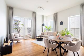 Stijlvol wonen met fenomenaal uitzicht<br /><br />Locatie<br />Gelegen in het bruisende Antwerpen Noord, aan de voet van het groene Park Spoor Noord, geniet je hier van een uitzonderlijke ligging. Op wandelafstand bevinden zich tal van hotspots zoals het Eilandje, het MAS, Onze-Lieve-Vrouwekathedraal, de Meir en Station Antwerpen-Centraal. Daarnaast zijn scholen, ziekenhuizen zoals ZNA Cadix en openbaar vervoer vlot bereikbaar, wat deze locatie bijzonder aantrekkelijk maakt.<br /><br />Beschrijving<br />Op de 17de verdieping van Residentie Parktoren bevindt zich dit modern en lichtrijk hoekappartement met een prachtig zicht over de skyline van Antwerpen. Het is stijlvol afgewerkt en verwelkomt je met een warme, hedendaagse uitstraling en een doordachte indeling. De leefruimte met open keuken vormt het hart van de woning en baadt in natuurlijk licht dankzij de grote raampartijen. De kwalitatieve, warme vloer zorgt meteen voor een gezellige en elegante sfeer. Het appartement beschikt over twee volwaardige slaapkamers, ideaal als hoofdslaapkamer en extra kamer voor gasten, kinderen of een bureau. De badkamer is uitgerust met een comfortabele inloopdouche, een wastafel en een toilet, afgewerkt in een strakke en tijdloze stijl. Een handige berging/technische ruimte is tevens ter beschikking. Een absolute troef is het uitzonderlijke terras dat rondom het appartement loopt. Hierdoor geniet je op elk moment van de dag van zon én een adembenemend uitzicht over de skyline van Antwerpen. Of je nu ’s ochtends rustig wil ontbijten, overdag wil ontspannen of ’s avonds de stad ziet oplichten: hier beleef je het allemaal vanop de eerste rij.<br /><br />Bijzonderheden<br />- Energiezuinig (EPC-label A)<br />- Conforme elektriciteit<br />- Kan bemeubeld aangekocht worden<br />- Inclusief privatieve kelderberging<br />- 3 fietshaken ter beschikking in fietsenberging<br />- Mogelijkheid tot aankoop ondergrondse autostaanplaats<br />- Maandelijkse lasten voor appartement en privatieve kelderberging: 105 euro (inclusief voorschot verwarming)<br /><br />Verplichte vermeldingen<br />EPC: 99 kWh/m²<br />P-score: C<br />G-score: C<br />Stedenbouwkundige inlichtingen: in aanvraag