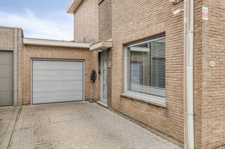 Modern en energiezuinig vastgoed op een toplocatie in Schoten!<br /><br />In een van de meest gewilde en rustige straten nabij de dorpskern bieden wij deze instapklare halfopen bebouwing te koop aan. Wie een toekomstbestendig huis wil kopen in Schoten vindt hier de perfecte match: 180 m² bewoonbare oppervlakte op een perceel van 371 m², gecombineerd met gunstige attesten (EPC B, asbestveilig, elektriciteit conform).<br /><br />Dit lichtrijke pand valt op door zijn moderne afwerking en hoogwaardige greeploze maatkeuken met kookeiland. Met maar liefst 5 slaapkamers is er ruimte over voor het hele gezin. Buiten geniet u het hele jaar door in de ruime, goed onderhouden tuin met een aangebouwde lamel-pergola met glazen wanden. Een garage met automatische poort en oprit vervolledigen het comfort.<br /><br />Dit aantrekkelijke vastgoed ligt vlak bij scholen, winkels en openbaar vervoer. Via nabijgelegen invalswegen bent u snel in Antwerpen. Dit mooie huis te koop in Schoten combineert rust, ruimte en een centrale ligging.<br /><br />Indeling van het huis:<br /><br />GELIJKVLOERS<br />- Inkomhal<br />- Ruime leefruimte en eetkamer met veel lichtinval<br />- Moderne open keuken met kookeiland<br />- Apart gastentoilet<br />- Aangelegde tuin met luxe lamel-pergola<br />- Private garage met automatische poort en oprit<br /><br />EERSTE VERDIEPING<br />- Drie volwaardige slaapkamers<br />- Badkamer met inloopdouche en lavabomeubel<br /><br />TWEEDE VERDIEPING<br />- Vierde en vijfde slaapkamer, ideaal voor als hobbyruimte<br /><br />Bent u geïnteresseerd om dit vastgoed te kopen in Schoten? Aarzel dan niet om ons te contacteren. Had u graag een gratis schatting van uw eigendom via ons immokantoor? Bel ons voor een vrijblijvend gesprek of mail naar yannick.schnorbusch@dewaele.com<br /><br />Bestuursmaatregelen in het maatregelenregister: nee