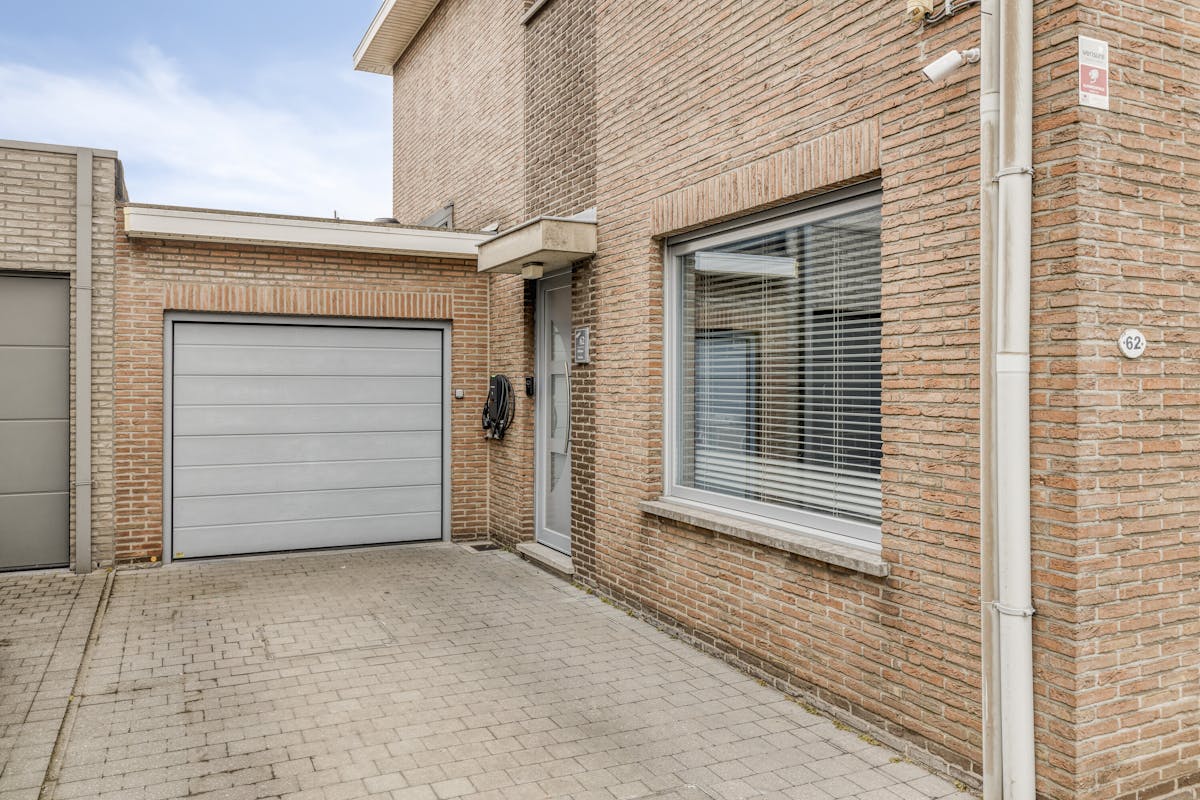 Lichtrijk halfopen huis met tuin en 5 slaapkamers te Schoten - foto 2