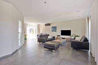 Rustig wonen in een doodlopend straatje? De woning is van 2004 en heeft een mooie volledig omheinde rustige tuin rondom. Toch ben je vlak bij Maastricht en de E313. <br /><br />INDELING: <br />x inkomhal met gastentoilet, vestiaire en trap naar de verdieping; <br />x ruime woonkamer in L-vorm met veel natuurlijke lichtinval; <br />x open doorgang naar de ruime keuken, grote ramen naar de tuin zorgen ook hier voor aangename lichtinval en zicht op terras en tuin; <br />x toegang tot de garage en de kelder; <br />x de garage is volledig betegeld, voorzien van een automatisch poort, aansluitingen voor wasmachine en er is een laadpaal voor de wagen geïnstalleerd; <br />- de woning heeft deels kelder. <br /><br />Verdieping: <br />x vier mooie slaapkamers met grote ramen; <br />x badkamer met bad, douche, lavabo en toilet.<br /><br />Mooi terras achter de woning met zonnetent; de tuin is verzorgd aangelegd met fruitbomen en kruiden, volledig omheind.<br /><br />Technieken & comfort:<br />x Zonnepanelen 7.800Wp + groenestroomcertificaten 250 EUR; <br />x Verwarming Buderus + nieuwe boiler 12/2025; <br />x Regenwaterput 6.000L, aangesloten op toilet + buitenkraan. <br />x Waterverzachter. <br />x Beveiliging: alarm met bewegingssensoren en extra beveiliging op garagepoort en -deur. <br /><br />Ligging: <br />Zeer rustig, nabij school en voorzieningen. Vlotte verbinding naar Maastricht en E313.<br /><br />INTERESSE? Maak dan telefonisch een afspraak voor bezichtiging op het nummer 012 23 00 23 of mail uw vragen aan roland@immo-leroi.be.