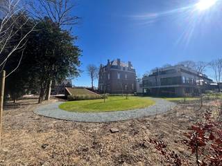 Fase 2: In een klein nieuw appartementsgebouw in bouwstijl aansluitend bij de eclectische villa,  worden 5 appartementen afgewerkt. <br />Op de dakverdieping vinden we dit zeer ruime gezellige appartement met 2 slaapkamers en 2 terrassen dat wordt afgewerkt met kwaliteitsvol materiaal.<br />De lift geeft rechtstreekse toegang en voert ons naar een ruime, lichte gezellige woon- eetkamer met open keuken. Het terras is bereikbaar vanuit de woonkamer en biedt naast uitzicht op het majestueuze bomenbestand van de parktuin. Beide lichte slaapkamers en de tussenliggende comfortabele badkamer vervolledigen het appartement. Een handige bergplaats biedt ruimte voor de hedendaagse technieken. Aan de masterbedroom bevindt zich een tweede terras met adembenemend mooi zicht op de eclectische villa en de parktuin.<br />Vloerverwarming door middel van warmtepomp, zonnepanelen en verluchtingsmodule zorgen voor een aangenaam binnenklimaat. Elk appartement in dit gebouw beschikt over een ruime privatieve kelderberging bereikbaar via trap of lift.<br />Het gebouw werd perfect geïntegreerd in een prachtige (her)aangelegde parktuin met wadi waarvan alle bewoners in het project het genot hebben. De gemeenschappelijke parkeergarage bevindt zich onder het naastliggende gebouw (minimaal 1 autostaanplaats verplicht aan te kopen, niet inbegrepen in verkoopprijs appartement). Een makkelijk bereikbare bovengrondse gemeenschappelijke fietsen- en afvalberging vervolledigen het geboden comfort voor de bewoners. <br />In de vormgeving van zowel gevels als interieur, wordt extra aandacht besteed aan een stijlvolle en tijdloze, duurzame afwerking.<br />Voor verdere informatie kan u ons steeds bereiken op 0473/45.77.37 of via mail info@batimmo-vastgoed.be<br /> 