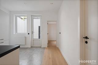 Stel je voor: zorgeloos wonen in een stijlvol, volledig gerenoveerd gelijkvloersappartement op een boogscheut van het centrum van Wevelgem. Zodra...