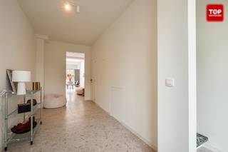 Deze tot in de puntjes gerenoveerde woning is gelegen in een rustige straat. Een van de troeven is de achteringang met garage voor een auto en...