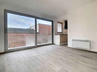 Gerenoveerde en lichtrijke studio met 1 slaapkamer en terras nabij het centrum van Roeselare.De studio heeft volgende indeling:-...