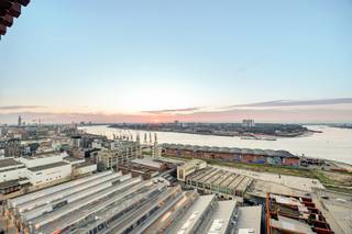 Op het Eilandje met uitzonderlijk zicht op de Schelde ligt dit twee-slaapkamerappartement. <br /><br />Lichte leefruimte met open keuken en mooie zichten op de Stad en de Schelde. Het aanpalende terras is Westelijk georiënteerd bijgevolg heerlijk vertoeven na een drukke werkdag. <br />Het appartement beschikt over twee slaapkamers en een badkamer. <br /><br />Een extra kelderberging is inbegrepen in de verkoopprijs. <br />Een autostaanplaats wordt bijkomend te koop aangeboden voor 45.000 euro.