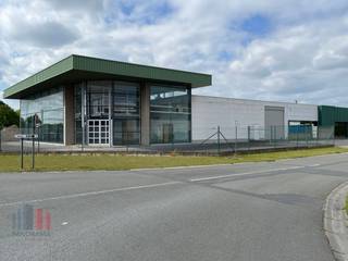 <strong>Multifunctioneel bedrijfsgebouw</strong> bestaande uit een ruime showroom (245 m²) in combinatie met een magazijn/atelier/werkplaats (425 m²).<br /><br />Het <strong>magazijn</strong> is opgebouwd uit een metalen constructie met betonwanden en heeft een vrije hoogte van 4,5 m en toegankelijk via één sectionale poort (4,5 m breedte x 4 m hoogte) aan de zijkant. Verder is de opslagruimte voorzien van o.a. een lichtstraat, polybetonvloer, verwarming (luchtblazers) en verlichting.<br /><br />De <strong>showroom</strong> van 245 m² geniet dankzij de ruime glaspartijen van veel natuurlijke lichtinval en visibiliteit. Tevens is er een kitchenette en sanitair aanwezig. <br /><br />Op de mezzanine in de showroom zijn verschillende kantoorruimtes voorzien. <br /><br />Het terrein is volledig verhard en voorzien van voldoende parkeergelegenheid aan de voorzijde en zijkant. <strong>Ruime manoeuvreerruimte</strong> op het terrein.<br /><br />Het bedrijfscomplex is commercieel gelegen nabij het centrum van Meulebeke en Tielt, op amper 4 km van de Brugsesteenweg (N50) en op slechts 5 km van de Pittemsesteenweg (N37) met een vlotte verbinding naar de E403 op- en afrit 8 Roeselare-Beveren. <br /><br /><strong>Contacteer </strong>PANORAMA B2B voor bijkomende inlichtingen, plannen of een vrijblijvend plaatsbezoek op 050 300 800.