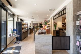 <p>TOPgelegen in het centrum, aan en met zicht op de Schelde: ideaal investeringspand: mooi ingerichte winkelruimte/bakkerij met atelier, 3 garages, groot appartement met terras, en een extra appartement. <br />Veel potentieel! <br /><br />Deze prachtige eigendom omvat een prachtig ingerichte winkelruimte/bakkerij van 145m², een atelier van 300m² en een garage van 120 m². <br />Op de bovenverdieping ligt een groot perfect onderhouden appartement van 215m² met zonnig terras van 25m². Extra appartement (aparte inkom). <br /><br />grote voorliggende parking, en dit pal in het centrum aan de Schelde. <br /><br />Het geheel biedt dankzij de hoekligging en de mix van commerciële en residentiële functies een uitstekende opportuniteit voor investeerders of ondernemers die wonen en werken willen combineren in het hart van de stad.<br /><br />Grijp deze unieke kans om te investeren in een veelzijdig pand met toekomstpotentieel op een toplocatie in Oudenaarde!<br /><br />Bezoek na afspraak met IMMO BEGUIN; info@immobeguin.be</p>