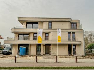 Magnifique appartement neuf, idéalement situé entre le charmant Oostduinkerke-Village et le dynamique Oostduinkerke-Bad.<br />L'appartement se comprend: hall d’entrée avec WC séparé et vestiaire intégré, séjour lumineux donnant sur une terrasse ensoleillée, cuisine équipée, 3 chambres, 3 salles de bains et un espace de rangement.<br />Possibilité d’acquérir un garage box souterrain et une cave.<br />Les finitions sont de très haute qualité et l’appartement est économe en énergie grâce à la géothermie.