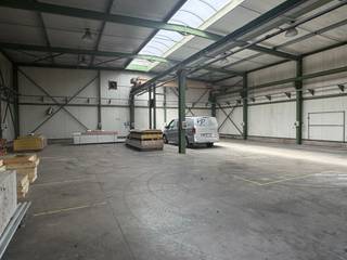 <p><span>MAGAZIJN 360M² VOOR OPSLAG OF BEPERKTE PRODUCTIE</span></p><p><span>Ligging in een afgesloten bedrijventerrein met vlotte bereikbaarheid via N16, A12 en N17.</span></p><p><span> </span></p><p><span>De ruimte is circa 360 m² groot (18m x 20m).</span></p><p><span>Het magazijn is toegankelijk via een elektrische sectionaalpoort en een toegangsdeur. </span></p><p><span>Autostaanplaatsen voorzien.</span></p><p><span> </span></p><p><span>Maandelijkse lasten (afhankelijk van de bestemming) voor nutsvoorzieningen (jaarlijkse afrekening).</span></p><p><span> </span></p><p><span>Onderhevig aan BTW-stelsel.</span></p><p><span>Onroerende voorheffing ten laste van de huurder.</span></p><p><span> </span></p>