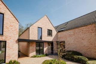 <p><strong>BEN-woonerf in het hart van Dikkelvenne – exclusief wonen in het groen</strong></p>
<p>In het charmante en landelijke Dikkelvenne verrijst dit kleinschalige en kwalitatieve woonerf bestaande uit <strong>6 energiezuinige woningen</strong>. Het project omvat <strong>4 nieuwbouwwoningen</strong> en <strong>2 volledig gerenoveerde entiteiten (vernieuwbouw)</strong>, ontworpen met oog voor <strong>comfort, privacy en maximale lichtinval</strong>.</p>
<p>De woningen voldoen aan strenge energieprestaties (<strong>max. S31 en E30</strong>) en zijn uitgerust met moderne technieken die zorgen voor een duurzame en toekomstgerichte woonervaring.</p>
<p><strong>Unieke ligging</strong></p>
<p>Gelegen in een uitzonderlijk groene omgeving geniet u hier dagelijks van rust en natuur.<br />Vanop uw terras heeft u een prachtig zicht op het park en het naastgelegen kasteel – een zeldzame troef die dit project echt bijzonder maakt.</p>
<p><strong>Hoogwaardige afwerking & technieken</strong></p>
<p>Elke woning is standaard voorzien van:</p>
<ul>
<li>Lucht/water-warmtepomp</li>
<li>Vloerverwarming</li>
<li>Uitstekende isolatie</li>
<li>Ventilatiesysteem volgens de huidige normen</li>
</ul>
<p><strong>Praktische info</strong></p>
<ul>
<li><strong>9 privatieve parkeerplaatsen</strong> achteraan het woonerf (exclusief voor bewoners)</li>
<li>Verkoopprijs omvat:</li>
<ul>
<li>Volledig afgewerkte woning (<strong>excl. keuken</strong>)</li>
<li>Buitenaanleg</li>
<li>Eén parkeerplaats</li>
</ul>
<li>Vermelde oppervlaktes zijn <strong>bruto oppervlaktes</strong></li>
</ul>
<p><strong>Aankoopvoorwaarden</strong></p>
<ul>
<li><strong>Nieuwbouwwoningen (4)</strong>:</li>
<ul>
<li>Registratierechten op grondaandeel</li>
<li>BTW op constructieaandeel</li>
<li>Mogelijkheid tot aankoop aan <strong>6% BTW</strong> (onder voorwaarden)</li>
</ul>
<li><strong>Gerenoveerde entiteiten (2)</strong>:</li>
<ul>
<li>Registratierechten op grondaandeel</li>
<li><strong>21% BTW</strong> op constructieaandeel</li>
</ul>
</ul>
<p><strong>Waarom kiezen voor dit project?</strong></p>
<ul>
<li>Energiezuinig en toekomstgericht wonen</li>
<li>Rustige, groene topligging</li>
<li>Kleinschalig en exclusief karakter</li>
<li>Hoog wooncomfort en kwalitatieve afwerking</li>
</ul>
Voor info bel Anthony op 0488 14 62 77