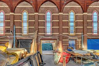<p><strong>Uniek wonen in het voormalige Clarissenklooster</strong></p><p>In het centrum van Boom krijgt het voormalige Clarissenklooster een bijzondere nieuwe toekomst. <strong>CLARIS</strong> combineert authentiek historisch erfgoed met hedendaags en energiezuinig wooncomfort. Het project omvat 15 karaktervolle kloosterwoningen en 15 moderne nieuwbouwappartementen, samen rond een groene kloostertuin.</p><p>De ruime <strong>kloosterwoningen</strong> tellen 2 tot 3 slaapkamers, met bij verschillende woningen de mogelijkheid om de royale zolder verder in te richten tot <strong>4 of zelfs 5 slaapkamers</strong>.</p><p>Een belangrijke troef: de kloosterwoningen kunnen <strong>onder de geldende voorwaarden aan het verlaagde btw-tarief van 6%</strong> worden aangekocht. Dit kan een aanzienlijk financieel voordeel opleveren.</p><p>De <strong>nieuwbouwappartementen</strong> bieden 1 of 2 slaapkamers, veel natuurlijke lichtinval en ruime terrassen met zicht op de groene kloostertuin. De historische kloostermuur wordt geïntegreerd in de architectuur en geeft ook dit deel van CLARIS een uniek karakter.</p><p>Bovendien hoef je niet lang te wachten op je nieuwe thuis. De kloosterwoningen zijn reeds <strong>ruwbouw-winddicht</strong> en de oplevering is voorzien in het <strong>voorjaar van 2027</strong>. Na het maken van je afwerkingskeuzes komt je intrede dus snel dichterbij.</p><p><strong>Kortom, een unieke combinatie van geschiedenis, ruimte, groen en hedendaags wooncomfort!</strong></p>