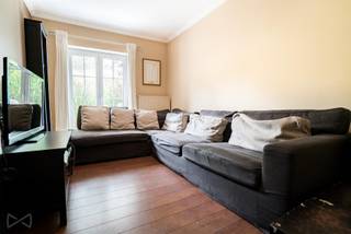 <p>Gelegen in een bevoorrechte woonomgeving, in het hart van een rustige en gegeerde residentiële wijk, biedt deze prachtige villa van ongeveer 215 m² bewoonbare oppervlakte ruime en functionele leefruimtes. De woning beschikt over 5 slaapkamers, een speelkamer, 2 badkamers/doucheruimtes, evenals een ruim afzonderlijk kantoor met toilet en professionele ruimte, gelegen op een perceel van 15 are.</p>
<p>De woning werd ontworpen met optimaal wooncomfort in gedachten en beschikt over een lichtrijke woonkamer van ongeveer 50 m² met family room, een volledig uitgeruste keuken met ontbijthoek en een groot terras met ideale zuidwestelijke oriëntatie.</p>
<p>Er wordt een maandelijkse provisie van €100 gevraagd. Deze provisie omvat het jaarlijkse onderhoud van de tuin (snoeien van hagen, onderhoud van de bloemperken, reinigen van goten en wandelpaden, enz.), evenals het onderhoud van de verwarmingsketel en het vegen van de schoorsteen. Het dagelijkse onderhoud van de tuin (gras maaien, besproeien en algemeen onderhoud van de buitenruimtes) blijft ten laste van de huurder.</p>
<p>Onmiddellijk beschikbaar.</p>