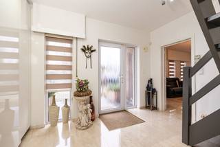 Woning gelegen te Meer op een boogscheut van op en afrit E19 (Antwerpen-Breda), op een west georiënteerd perceel van ca. 5.447 m²Deze woning is...