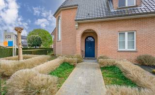 Dans un quartier résidentiel particulièrement calme de Dilbeek, à deux pas de Bruxelles, se trouve cette villa parfaitement entretenue, construite...