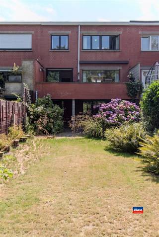 <p><span>HOBOKEN | RUSTIG GELEGEN BEL-ETAGE MET DRIE SLAAPKAMERS, GARAGE, OPRIT EN TUIN OP EEN TOTALE OPPERVLAKTE VAN 334m² | EPC C</span></p><p><span>Indeling als volgt: gelijkvloers: oprit - ruime inkomhal met toegang naar de garage - inpandige garage met automatische poort en extra opbergruimte - wasplaats/bergplaats - zonnige tuin met leuk terras en veel groen.</span></p><p><span>Eerste verdieping: traphal - gastentoilet - grote, lichtrijke leefruimte met geïnstalleerde keuken - gezellig terras met een royaal zicht op de tuin. </span></p><p><span>Tweede verdieping: traphal - badkamer met ligbad en lavabomeubel - Twee ruime volwaardige slaapkamers, een extra slaapkamer of bureau ruimte. </span></p><p><span>Solide betonconstructie (bouwjaar 1972). </span></p><p><span>Deze woning is uitstekend gelegen in een groene omgeving en rustige woonwijk in de onmiddellijke omgeving van openbaar vervoer, scholen, park en grootwarenhuis. </span></p><p><span>Goede verbinding met de grote uitvalswegen. Met de (elektrische) fiets bereikt u via de nieuw aangelegde fietspaden vlot Antwerpen-centrum. </span></p><p><span> </span></p><p><span>Extra troeven :</span></p><p><span>- Extra grote tuin, met uitzicht op groen</span></p><p><span>- Kindvriendelijk woonwijk</span></p><p><span>- Inpandige garage</span></p><p><span>- Gevelbreedte van 7 meter</span></p><p><span>- Hoogrendementsbeglazing</span></p><p><span>- Mogelijkheden tot bijbouwen</span></p><p><span> </span></p><p><span> </span></p>