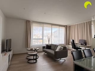 <p><span>In het hartje van Kontich vinden we dit prachtig recent appartement in een rustig gebouw.</span></p><p><span>Winkelstraat en openbaar vervoer liggen op wandelafstand, en alle invalswegen naar Antwerpen, Mechelen en de omliggende gemeenten zijn vlot bereikbaar.</span></p><p><span>Aan de achterzijde van het gebouw geniet je van de groene omgeving.</span></p><p><span> </span></p><p><span>Indeling:</span></p><p><span>We nemen de trap of lift tot op de eerste verdieping en komen binnen in het appartement, waar we in de hall een apart gastentoilet met handenwasser vinden. </span></p><p><span>Daarnaast is er een handige berging met voorziening voor het plaatsen van een wasmachine en droogkast. Ook de uiterst zuinige Viessmann condensatieketel heeft hier zijn plaats.</span></p><p><span> </span></p><p><span>Achteraan ligt de slaapkamer van 14 m² die toegang biedt tot het zuid-west georiënteerde terras (8 m²).</span></p><p><span>Aansluitend vinden we de badkamer met grote inloopdouche uitgerust met rainshower en een lavabomeubel op maat dat extra opbergruimte biedt.</span></p><p><span> </span></p><p><span>Vooraan vinden we de uiterst lichtrijke woonkamer (30 m²) met de open keuken in strak wit design, welke is ingericht met een dubbele spoelbak, een vaatwasser, elektrische kookplaat en een dampkap. </span></p><p><span>De koelkast én 3-laden diepvriezer, oven én microgolfoven zijn geïntegreerd in de prachtige plafondhoge houten kastenwand.</span></p><p><span> </span></p><p><span>Overal in het appartement loopt de keramische parketvloer door en zijn er inbouwspots voorzien.</span></p><p><span>Bij het appartement hoort ook een kelderberging die bereikbaar is met de lift en trap, en een overdekte autostaanplaats.</span></p><p><span>Verder is er een gemeenschappelijke fietsenberging met elektriciteit (voor opladen elektrische fiets).</span></p><p><span> </span></p><p><span>Nuttige informatie:</span></p><ul><li><span>Maandelijkse kosten: €60,00 (onderhoud gemene delen en lift)</span></li><li><span>Beschikbaar: v01/06/2026</span></li><li><span>Huurwaarborg: 3 maanden </span></li><li><span>Plaatsbeschrijving: € 225</span></li><li><span>EPC: A</span></li></ul><p><span> </span></p><p><span>Boek nu zelf ONLINE uw afspraak in. Surf naar het betreffende eigendom op onze website <span>www.habicom.be</span></span><span> en klik op de roze knop </span><span>'PLAN EEN BEZOEK'</span><span>. <br />Kies het moment dat u het beste uitkomt, vul de gevraagde contactgegevens in en klik nadien op verzenden om te bevestigen.</span></p><p><span> </span></p><p><span> </span></p>