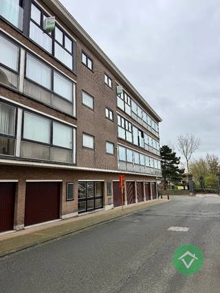 Deze charmante studio is gelegen in het bruisende Middelkerke en is ideaal voor wie op zoek is naar een gezellige thuis of tweede verblijf met alle nodige voorzieningen. De studio is gelegen op de 3de verdieping en is bereikbaar via de lift of trap.<br /><br />Indeling: woonkamer met open keuken, badkamer, toilet, berging - gemeenschappelijke fietsenberging.<br /><br />De ligging is ideaal, op wandelafstand van het strand en de zee, maar ook dichtbij winkels, restaurants en openbaar vervoer. Met een mooi open zicht op het Normandpark en bijna heel de dag zon kan je volop genieten. Het is de perfecte uitvalsbasis om te genieten van al het moois dat Middelkerke te bieden heeft.