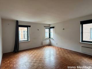<p><b>Lichtrijke en comfortabele studio in het hart van Diest</b></p>
<p>Bent u op zoek naar een gezellige, instapklare woonruimte op een toplocatie? Deze ruime en lichtrijke studio op de tweede verdieping combineert het gemak van een centrale ligging met een doordachte indeling.</p>
<p><b>Indeling van het pand:</b></p>
<ul>
<li>
<p>Ruime en onderhouden gemeenschappelijke traphal met een degelijke vaste trap naar de tweede verdieping.</p>
</li>
<li>
<p>Open en heldere woonkamer met een opvallend prettige lichtinval.</p>
</li>
<li>
<p>Praktisch ingerichte open keuken, naadloos verbonden met het leefgedeelte.</p>
</li>
<li>
<p>knusse slaaphoek mogelijk.</p>
</li>
<li>
<p>Eigentijdse badkamer voorzien van een douche, wastafel en toilet.</p>
</li>
</ul>
<p><b>Ligging &amp; Omgeving:</b> Gelegen in het bruisende centrum van Diest. Supermarkten, winkels, gezellige horeca, openbaar vervoer en ontspanningsmogelijkheden bevinden zich allemaal op wandel- en fietsafstand.</p>
<p><strong>Interesse?</strong> Aanvragen en kandidaatstellingen worden uitsluitend online verwerkt. Gelieve het contactformulier op de immowebsite in te vullen om uw kandidatuur door te geven. Telefonisch contact is voor dit pand helaas niet mogelijk.</p>