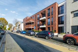 <p><span>Looking for a comfortable apartment in a quiet, rural location, with all your daily amenities within easy reach? Then this charming first-floor apartment at Stationssteenweg 28 in Kessel is definitely worth a visit!</span></p><p><span>The apartment combines a pleasant living environment with modern comforts and excellent energy efficiency. Thanks to its </span><span>EPC rating of A and low E-level of E18</span><span>, you’ll enjoy exceptionally energy-efficient living here without needing to plan any major renovations. The layout includes a bright living area, a practical kitchen, one bedroom, a bathroom, a storage room, a separate toilet, and a covered terrace. The apartment is move-in ready, making it an ideal home for singles, couples, or an attractive investment.</span></p><p><span>This apartment also scores exceptionally well in terms of comfort and amenities. The natural gas heating and Type D ventilation system contribute to a pleasant indoor climate. Additionally, the electrical system is up to code.</span></p><p><span>A major asset is the </span><span>underground parking space, accessible via a car elevator</span><span>. There is also a private basement storage unit, and bicycles can be safely stored in the communal bike storage area.</span></p><p><span>The location completes the picture. You’ll be living here in the rural town of Kessel, with shops, a supermarket, a bakery, cafés, and a school all nearby. Parking has also been taken care of: free public parking is available on the street.</span></p><p><span>Key features at a glance:</span></p><p><span>+ 1st-floor apartment with 1 bedroom<br />+ Move-in ready, well-maintained<br />+ Energy-efficient EPC label A, E-level E18<br />+ Natural gas heating<br />+ Type D ventilation system<br />+ Electrical system up to code<br />+ Underground parking space with car lift (included in price)<br />+ Private basement storage<br />+ Shared bicycle storage<br />+ Free public parking on the street<br />+ Rural location with shops and daily amenities nearby</span></p><p><span>An ideal opportunity for anyone looking for comfortable, energy-efficient, and practical living in a pleasant setting!</span></p><p><span>Interested? Nicki: 0496 02 35 68 - nf@janssenenjanssen.be</span></p>