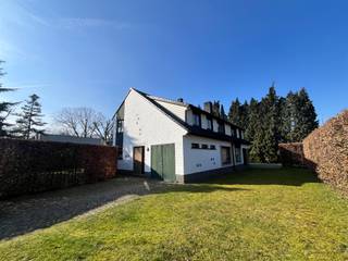 HALFOPEN BEBOUWING OP HOEKPERCEEL MET ZUIDWESTGERICHTE TUINDeze halfopen bebouwing, gelegen op een hoekperceel langs de Sint-Jobsesteenweg in...