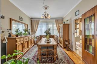 <p>Bent u op zoek naar een karaktervolle woning in centrum Dilbeek? Ontdek deze instapklare woning met tal van mogelijkheden!</p><p></p><p>De woning beschikt over drie volwaardige slaapkamers, met de mogelijkheid tot het creëren van een vierde slaapkamer. Dankzij de centrale verwarming op aardgas en de dubbele beglazing in PVC geniet u van een aangenaam wooncomfort. Gunstig EPC-label C!</p><p>Indeling:</p><p>- Gelijkvloers: inpandige garage, wasplaats, badkamer en opbergruimte</p><p>- 1e verdiep: Inkomhal, gastentoilet, leefruimte met eetplaats, keuken en veranda</p><p>- 2e verdiep: slaapkamer 1 (15m²), slaapkamer 2 (15m²), bureau (5 m²), badkamer</p><p>- 3e verdiep: ruime slaapkamer 30 m² - mogelijkheid tot 4e kamer.</p><p></p><p>Buiten geniet u van een gezellige, zuidgericht georiënteerde tuin waar u in alle rust kan ontspannen.</p><p></p><p>De ligging is een absolute troef: in het hart van Dilbeek en op minder dan een minuut wandelen van het prachtige park. Winkels, scholen en openbaar vervoer bevinden zich op wandelafstand, terwijl u dankzij de nabijheid van de autosnelweg en de Ninoofsesteenweg geniet van een uitstekende bereikbaarheid.<br />Stedenbouw en maatregelenregister in aanvraag.</p>