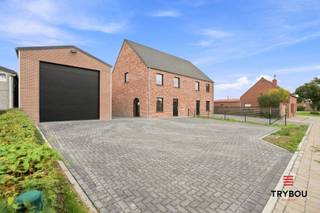 Deze halfopen bebouwing in Merkem combineert comfortabel wonen met een uitzonderlijk ruime loods van maar liefst 194 m². De woning zelf beschikt over een royale oppervlakte van 193 m² en is afgewerkt met hedendaagse en kwalitatieve materialen.<br /><br />Bij het binnenkomen bevindt zich de inkomhal met toilet. De leefruimte sluit aan op de keuken en zithoek. Verder is er nog een berging. <br /><br />Op de eerste verdieping bevinden zich drie slaapkamers en de badkamer. Het zolderverdiep biedt nog extra ruimte en kan ingericht worden als hobbyruimte en berging.<br /><br />Een absolute troef is de naastgelegen loods van 194 m². Deze grote ruimte, met een lengte van ca. 24 meter en voorzien van een sectionale poort aan de voorzijde van 4x4 meter en een sectionale poort aan de achterzijde, biedt heel wat mogelijkheden zoals opslag, een werkplaats, showroom, hobbyruimte of het stallen van voertuigen. Ook voor een zelfstandige activiteit biedt de loods interessante mogelijkheden. <br /><br />Daarnaast beschikt de eigendom over een ruime oprit met ruime parkeermogelijkheden, wat een belangrijke meerwaarde vormt voor zowel de woning als de loods. <br /><br />De combinatie van woning, ruime loods, oprit en parkeermogelijkheden maakt dit een bijzonder veelzijdige eigendom. <br /><br />📞 Interesse? Contacteer Thijs, Friedel of Nina:<br />📲 051 57 54 61<br />📧 thijs@grouptrybou.be | friedel@grouptrybou.be | nina@grouptrybou.be |