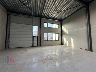 Nieuwbouw KMO-unit met een oppervlakte van 357 m² en 3 privatieve parkeerplaatsen te koop op een terrein van 582 m² langs de Olekenbosstraat, op...