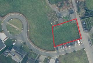 <strong>Ruime bouwgrond</strong> van 805 m² voor<strong> open bebouwing in Izegem</strong> – <strong>zonder bouwverplichting</strong><br /><br />In de Groenstraat in Izegem bieden wij deze ruime bouwgrond van 805 m² voor open bebouwing te koop aan.<br /><br />Het perceel is gelegen in een rustige, doodlopende straat, waar u geniet van een aangename woonomgeving.<br />Een ideale locatie voor wie rustig wil wonen, met het centrum van Izegem en de dagelijkse voorzieningen binnen bereik.<br /><br />Dankzij de soepele bouwvoorschriften beschikt u over heel wat mogelijkheden om uw toekomstige woning volledig naar eigen smaak en wensen te realiseren.<br /><br />Bovendien geldt er geen bouwverplichting, waardoor u vrij bent in de keuze van uw bouwpartner en het tijdstip waarop u wenst te bouwen.<br /><br />Een mooie opportuniteit voor wie op zoek is naar een ruim perceel op een rustige locatie!
