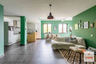 Op een gegeerde locatie aan Coupure Links in Gent bevindt zich dit instapklare appartement, ideaal voor wie op zoek is naar comfort, ruimte en een uitstekende ligging.<br /><br />Het appartement is gelegen op de eerste verdieping en verwelkomt u via een inkomhal met gastentoilet. De <strong>ruime leefruimte</strong> sluit naadloos aan op de <strong>open keuken</strong>, wat zorgt voor een aangename en moderne woonbeleving. Verder beschikt het appartement over <strong>twee volwaardige slaapkamers</strong> en een <strong>ruime badkamer</strong>, uitgerust met aansluiting voor wasmachine en droogkast. Een absolute troef is het<strong> zeer grote terras</strong>, waar u in alle rust kan genieten van buitenruimte — ideaal voor ontspanning of gezellige momenten met familie en vrienden. Bij het appartement hoort een <strong>garage/ruime berging </strong>die mee aangekocht moet worden en <strong>25.000 euro</strong> bedraagt.<br /><br />Het huidig huurcontract loopt eind juni ten einde.<br /><br />Kortom, een ideale woonst voor wie zonder zorgen wil intrekken op een topligging in Gent. Wenst u een bezoek in te plannen? Contacteer Laura via <strong>0492 07 26 62</strong>