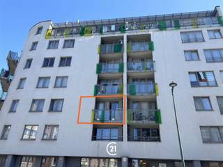 AANGENAAM APPARTEMENT MET BALKON IN SINT-JANS-MOLENBEEKWelkom in dit ruim en modern ingerichte appartement van 79m² gelegen in Sint-Jans-Molenbeek. Het appartement is als volgt ingedeeld: Hall, leefruimte, badkamer, toilet, berging en twee slaapkamers. Dankzij de ruime leefruimte met open keuken, hoeft u geen seconde te verliezen van het gezinsleven, en dankzij de grote ramen komt er overvloedig daglicht binnen. De ruime badkamer biedt alles wat u nodig heeft voor comfortabel te wonen. Achteraan het appartement bevinden zich twee slaapkamers, waar u in alle rust kan slapen. Tot slot kan u een staanplaats aankopen voor 19.000€. Mis deze kans niet, en neem vandaag nog contact op.