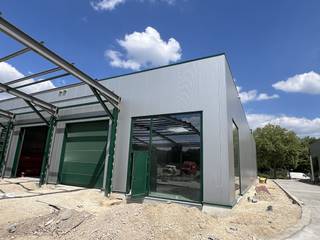 REEDS 60% VERKOCHT. KMO-unit van 297m². Bedrijvenpark "RE|CORE" , op de voormalige Recorsite. Hier worden KMO-units aangeboden met oppervlaktes van 256 m² tot 433 m². Deze units zijn uitstekend gelegen, naast zowel de Grote Ring van Hasselt als de E313.INFO : catherine.colson@dewaele.com | T: 0473/85.10.04 Mogelijkheid om kantoorruimte te voorzien. De units worden CASCO opgeleverd. Ev. verdere afwerking/inrichting kan besproken worden met bouwheer. 1 privé-parking is inbegrepen. (zie grondplan, lastenboek en prijslijst in bijlage).Deze KMO-units zijn geschikt voor opslag, ateliers, showrooms, productieruimtes, ...... al dan niet gecombineerd met kantoorruimtes. Deze locatie biedt een mix van bedrijfsgebouwen, kantoorruimtes, werkplaatsen en opslag, aangevuld met ondersteunende diensten zoals experience ruimte, ateliers, horeca en sport. De units hebben een vrije hoogte van minstens 6 m en zijn uitgerust met een sectionale poort (4 m x 4,20 m), lichtstraat met rookluik, polybetonvloer (met een draagkracht van 1.000 kg/m²), branddetectie en warmtepomp. privé parking is inbegrepen. Er bestaat ook de mogelijkheid om zonnepanelen te plaatsen en aan te sluiten op het warmtenet. De bedrijfsunits zullen voldoen aan de geldende EPB-regelgeving voor industriële gebouwen.Verkoopprijs: € 401.000Kost aandeel warmtenet: € 5.049Aansluitingskosten nuts + basispakket: € +-16.600Aandeel kost basisakte + opmeting: € 1.000Prijzen excl btw