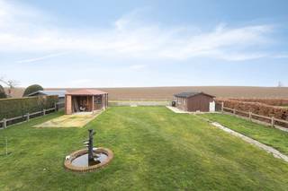 Deze mooie, instapklare woning in open bebouwing bevindt zich in Eliksem, een deelgemeente van Landen. De woning biedt aangename leefruimtes en een eerste slaapkamer en badkamer op het gelijkvloers, 2 slaapkamers op de verdieping en een inpandige garage. De voor- en achtertuin van de eigendom zijn volledig aangelegd. 

Omvattende:
Gelijkvloers: inkomhal, zit- en eetkamer, veranda, keuken en eetplaats, berging en wasplaats, koele berging, nachthal, slaapkamer, badkamer, toiletruimte 
Eerste verdieping: nachthal, 2 slaapkamers, badkamer, toiletruimte 
Oprit, inpandige garage, tuin met terras en 2 tuinhuizen

Ligging: de woning bevindt zich langs de Grote Steenweg in Eliksem, een deelgemeente van Landen. Bushaltes zijn vlakbij, het station van Ezemaal bevindt zich op 2,5 km en de aansluiting met de ring rond Tienen bevindt zich op 3,5km.  

Bekijkt u dit pand via één van onze aanverwante websites, dan verwijzen wij u graag door naar onze eigen website.https://www.itimmo.be/grote-steenweg-159-eliksem
