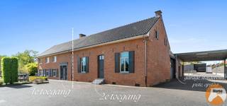 HEUSDEN-ZOLDER - Hoeve met paardenaccommodatie <br /><br />Deze statige hoeve onderging in 2008 een totaalrenovatie waarbij er veel aandacht werd besteed aan kwalitatieve materialen. De hoeve is zeer groot en omvat momenteel aan de linkerzijde het woongedeelte en aan de rechterzijde een 2e woongedeelte (momenteel kantoor). Direct aanpalend aan de achterzijde van de hoeve en met een directe toegang vanuit de woning werd er in 2008 een stalgebouw volledig vernieuwd waarbij diverse opslagruimtes en zadelkamer, een wasplaats met solarium en 8 nette paardenboxen. Er is tevens ruimte om nog 4 bijkomende boxen te plaatsen in dit gebouw alsook treffen we hier nog een zeer praktisch garage met hoge poort. <br /><br />Op de 1e verdieping (1e woonst) treffen we 1 master bedroom met dressing enoverloop met maatkasten. Op de verdieping (2e woonst) is er een ruime slaapkamer waarvan zeer eenvoudig meerdere kamers kunnen gemaakt worden.<br /><br />Dankzij de 2 huisnummers, 2 toegangen, 2 trappen, enz ... kan deze woning perfect dienen als kangoeroewoning. Zie ook plannen.<br /><br />Buiten werd alles netjes ingericht. <br />De eb en vloed piste heeft een afmeting van 25m x 50m en is voorzien van de nodige verlichting. Er zijn nog 5 weides voorzien van omheining. <br />De weides zijn achteraan te betreden met vrachtwagen of tractor en er is voldoende opslag voor tractor, hooi ea. <br /><br />De eigendom is onmiddellijk vrij en u kan bovendien meteen wonen en paarden stallen zonder bijkomend werk. <br /><br />Bovendien kan er 1ha50ca bijkomend weiland bij aangekocht worden.<br /><br />Voor meer informatie of een bezoek, kan u ons steeds contacteren: 053/60.65.66