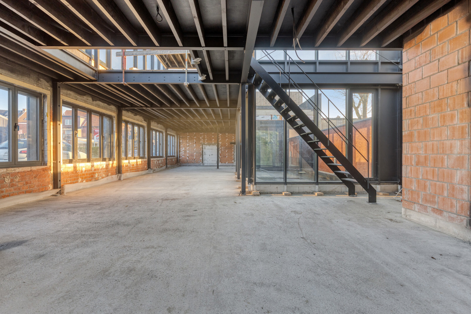 Casco af te werken woning met achterliggend magazijn. - foto 5