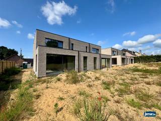 Unieke kans: 4 stijlvolle halfopen nieuwbouwwoningen in MaasmechelenGelegen in een rustige woonwijk, op slechts een steenworp van het centrum van...